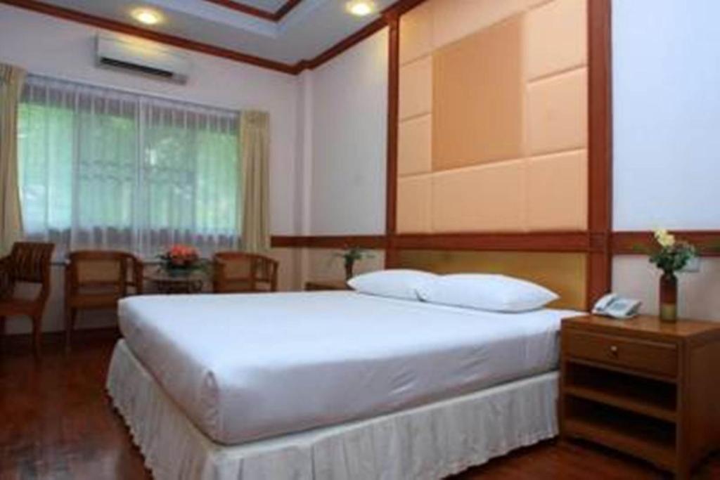 Suan Bua Hotel & Resort Ban Pong  Bilik gambar